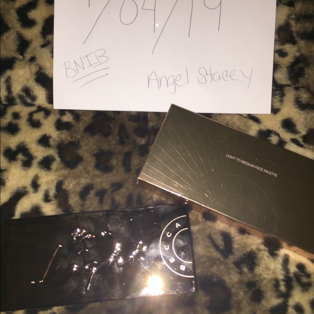 Becca highlighter and contour
